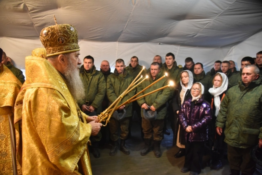 В Оренбуржье в полевом храме митрополит Вениамин провел литургию для мобилизованных