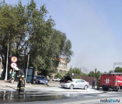 В Новотроицке около заправки загорелась иномарка