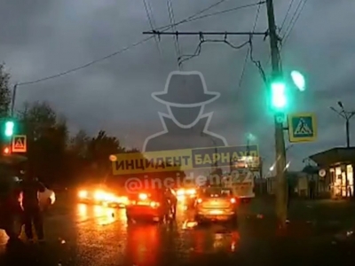 В Барнауле сбитую в ДТП женщину переехал автомобиль (Видео 18+)