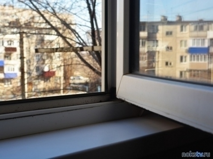 В Новотроицке из окна выпал ребёнок