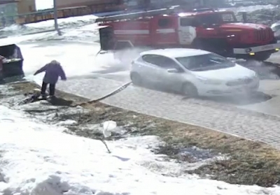 В Томске неуправляемый пожарный шланг «напал» на пенсионерку (Видео)