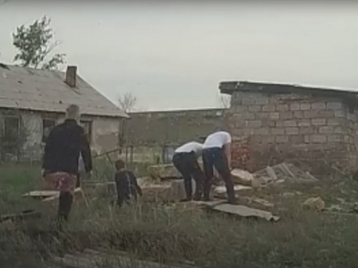 Полицейские из Домбаровского района спасли ребенка, на которого рухнула кирпичная стена