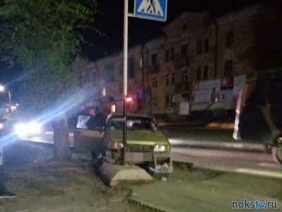 ДТП в Новотроицке: автомобиль врезался в дорожный знак