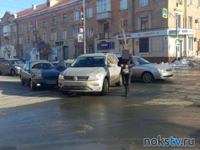 В Новотроицке на перекрестке столкнулись автомобили