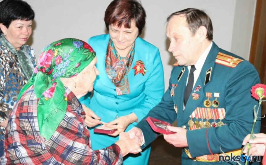 Новотроицким ветеранам вручили памятные награды