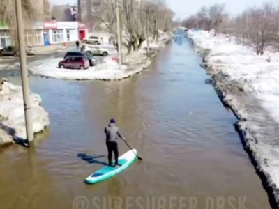 Житель Орска проплыл по городу на SUP-борде (Видео)