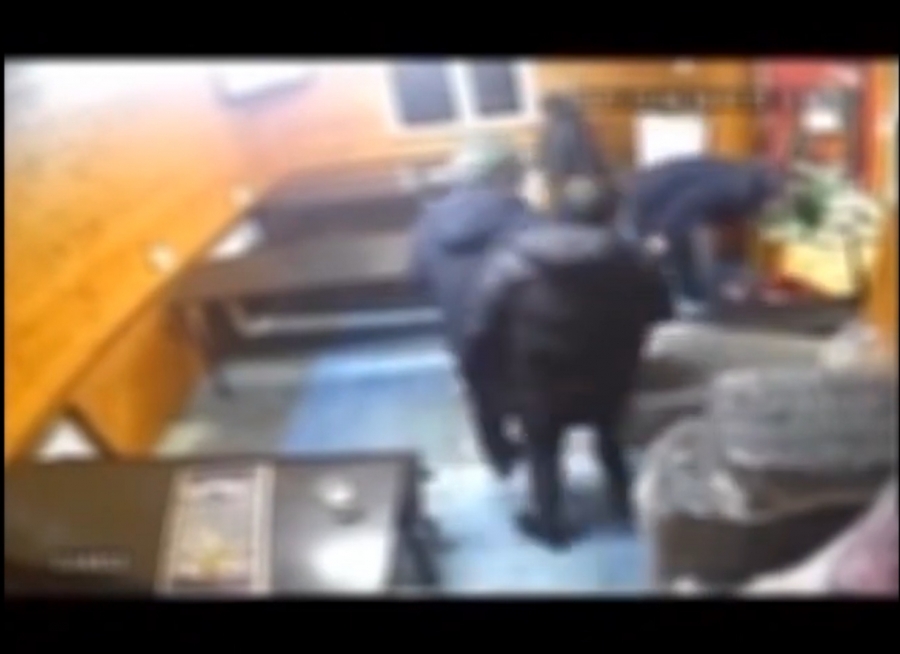 Жителя Оренбурга в кафе избили лавочкой (Видео)