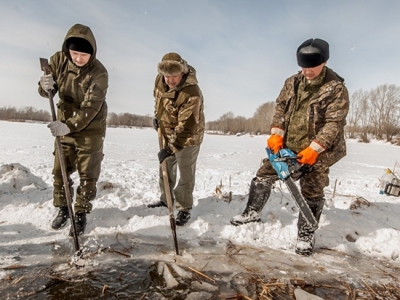 Оренбуржцы спасают фауну и флору водоёмов от кислородного голодания