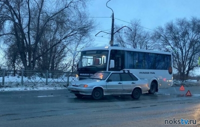 В Новотроицке День жестянщика: легковушка столкнулась с автобусом