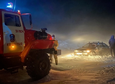 В Оренбуржье в снежном плену оказались два автомобиля