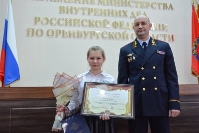 Глава МВД наградил 12-летнюю оренбурженку за храбрый поступок