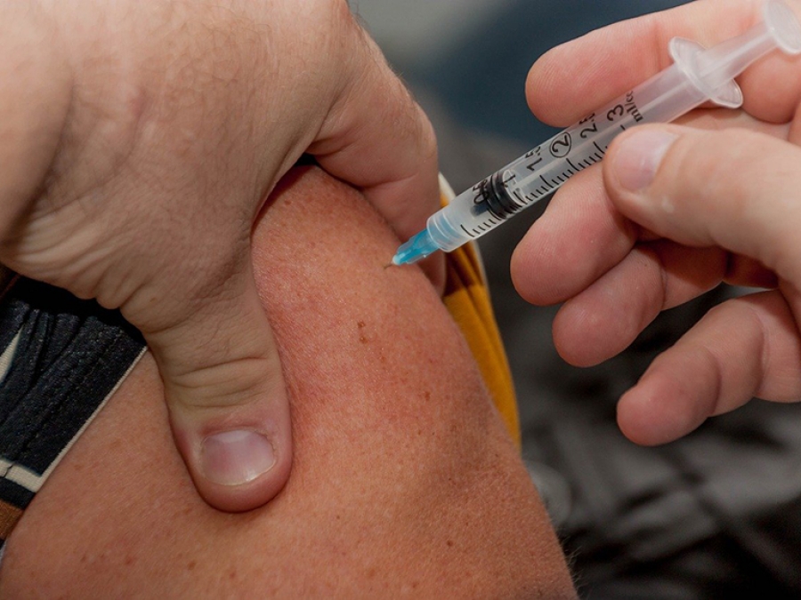 Путин поручил начать в России масштабную вакцинацию от коронавируса со следующей недели
