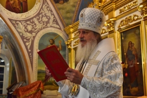 В Оренбурге в пасхальную ночь митрополит Петр молился о Святой Руси
