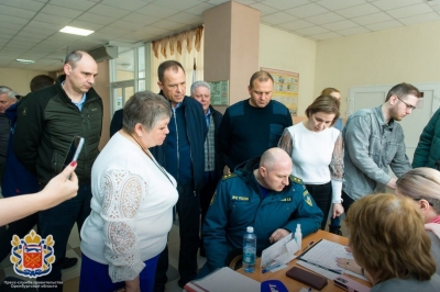 В Оренбурге глава МЧС России посетил один из пунктов временного размещения