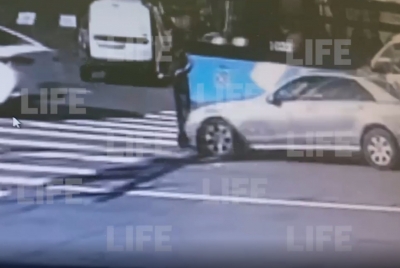 Mercedes сбил пешехода на самокате (Видео 18+)
