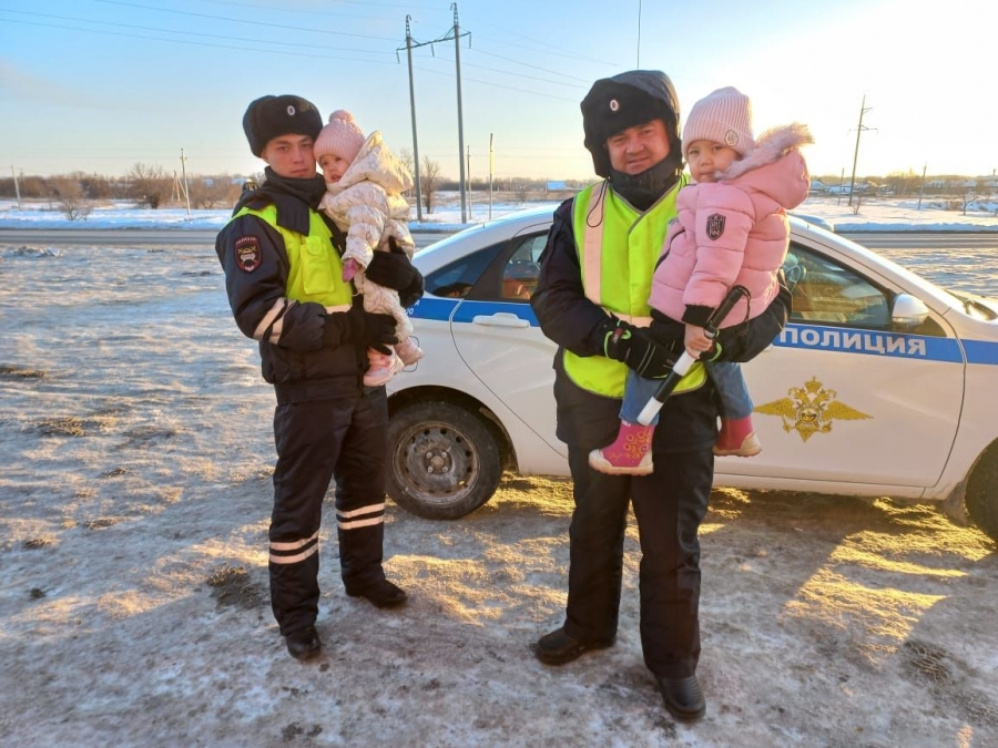 В Оренбуржье сотрудники ГИБДД спасли семью с двумя детьми от замерзания