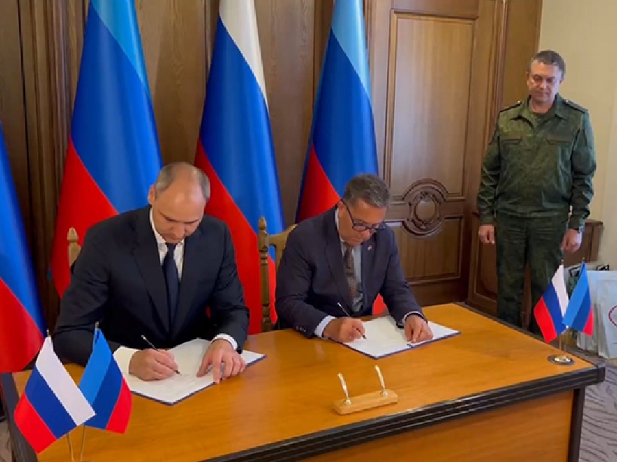Денис Паслер подписал соглашение о сотрудничестве с Перевальским районом ЛНР