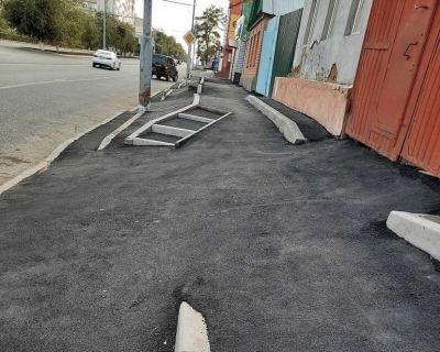 В Оренбурге рабочие сделали тротуары с сильным уклоном