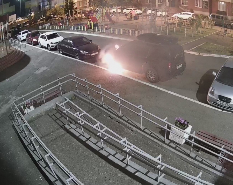 В Оренбурге подожгли автомобиль (Видео)