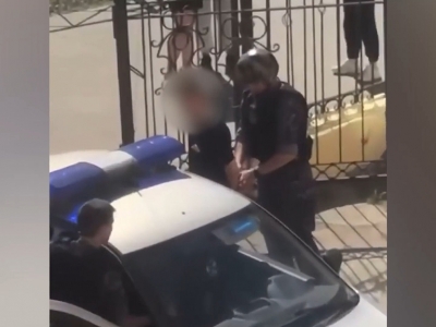 Появилось видео задержания лицеиста из Прикамья, ножом порезавшего учителя физики