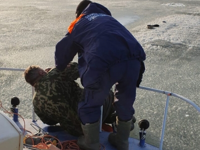 «Стал прощаться с жизнью». На Ириклинском водохранилище под лед провалился рыбак (Фото и видео)