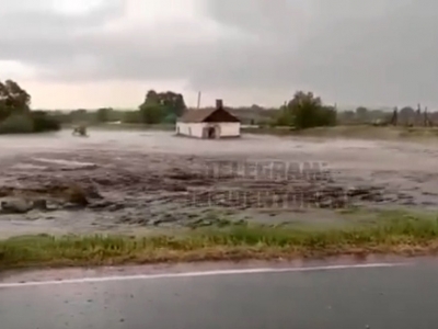 В Оренбуржье вода затопила несколько сел. Инцидент снял на видео очевидец (Видео)