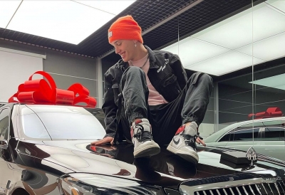 Блогер Даня Милохин похвастался своей первой машиной за десятки миллионов рублей