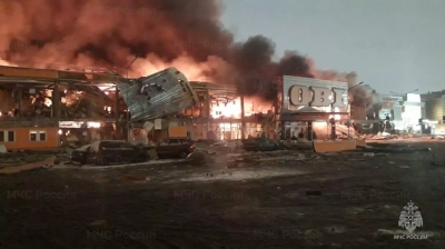 В горящем ТЦ «Мега Химки» прогремели взрывы