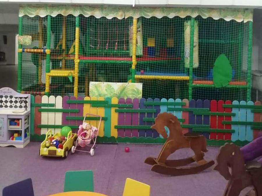 В Орске 2-летняя девочка чуть не погибли от асфиксии, находясь на игровой площадке