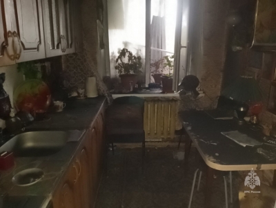 Шесть сотрудников МЧС боролись с пожаром в жилом доме