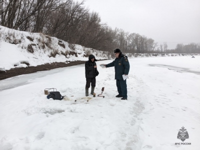В Оренбурге дети устроили опасные игры у полыньи на льду реки