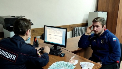 Оренбургский таксист спас пенсионерку от мошенников