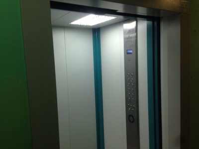 В Новотроицке меняют лифтовое оборудование