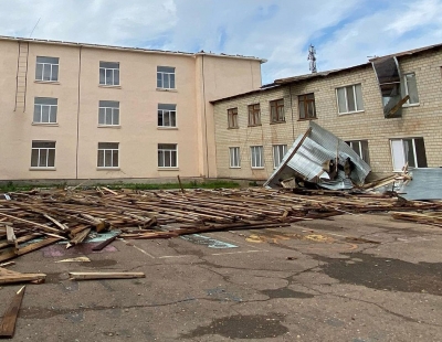 В Новоорске ветер повредил кровли на трех соцобъектах (Видео)