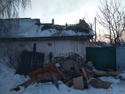 В Новотроицке продолжают гореть постройки