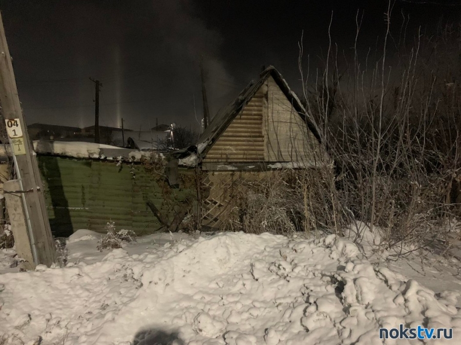 В Новотроицке загорелась хозяйственная постройка