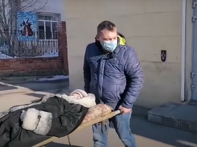 «Такая «программа лояльности»: Россиянину пришлось нести лежачую тёщу в банк на носилках (Видео)
