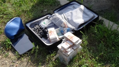 Мужчина оставил на улице чемодан с 15 млн рублей
