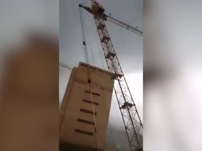 Из-за сильного ветра в Тюмени упали два башенных крана (Видео)