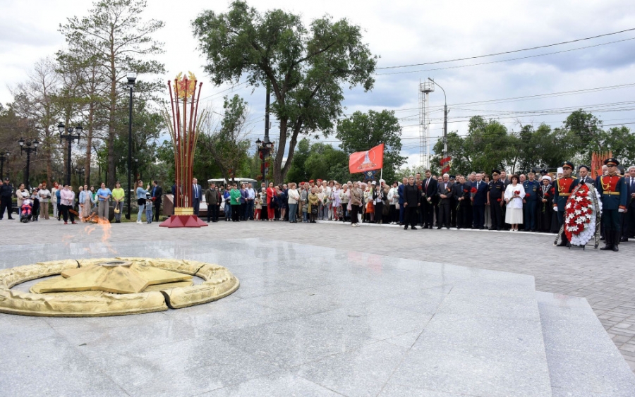 В Оренбурге возложили цветы к Вечному огню в День памяти и скорби