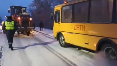 В Орске школьный автобус с детьми оказался в кювете (Фото)
