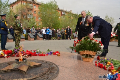 Новотройчане принесли цветы к монументу «Вечно живым»