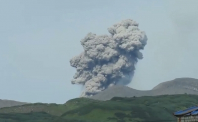 Во время торжественной линейки на Курилах стал извергаться вулкан Эбеко (Видео)