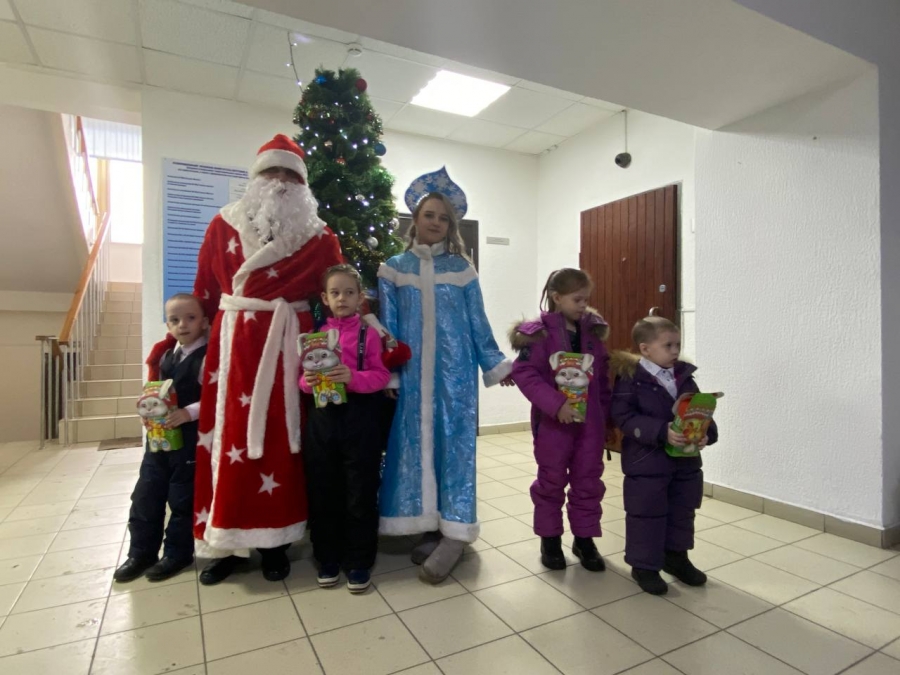 В Орске полицейские поздравили детей с новогодними праздниками