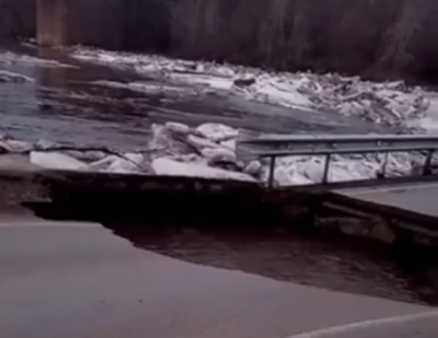 В Бузулуке река размывает мост (Видео)