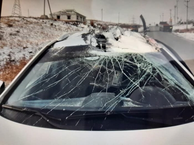 В Орске выпавшая из грузовика инженерная конструкция раскурочила крышу проезжавшей рядом легковушке (Фото)