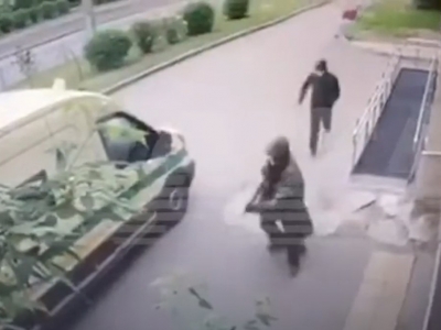 Момент нападения на инкассаторов в Красноярске попал на видео (18+)