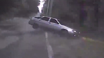 20-летний новотройчанин сел пьяным за руль, влетел в столб, а затем попытался сбежать от полиции (Фото и видео)