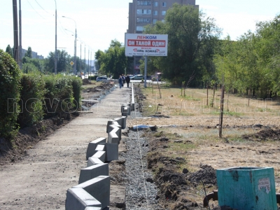 На пр. Комсомольском ведутся работы по обустройству тротуаров