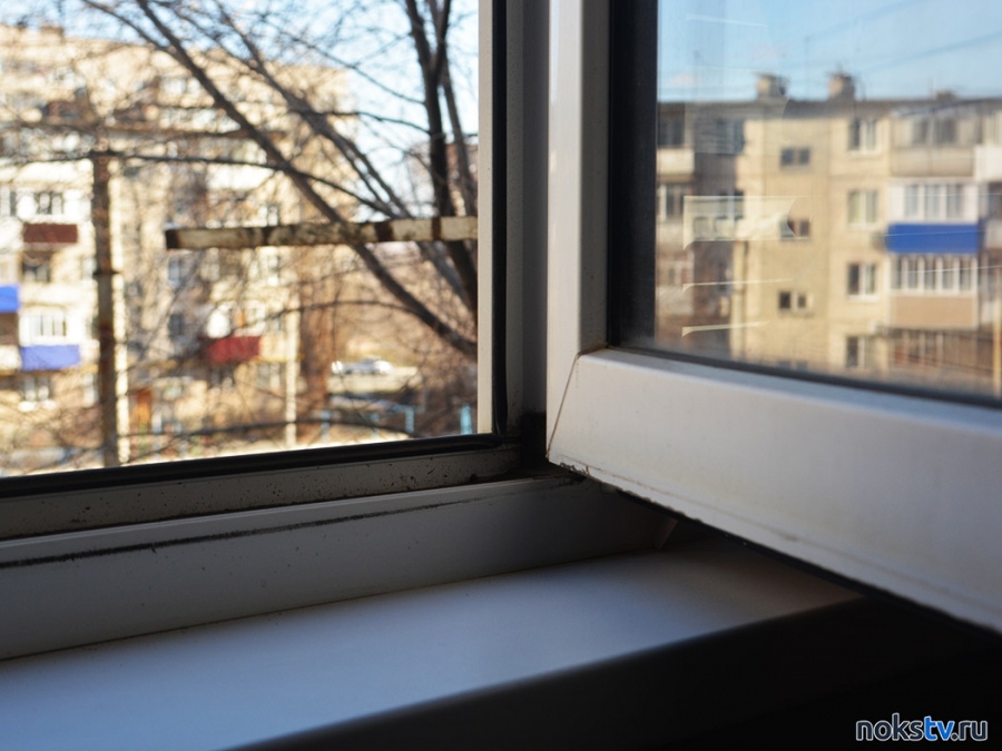 В Медногорске 82-летняя женщина попыталась выбраться из квартиры через окно